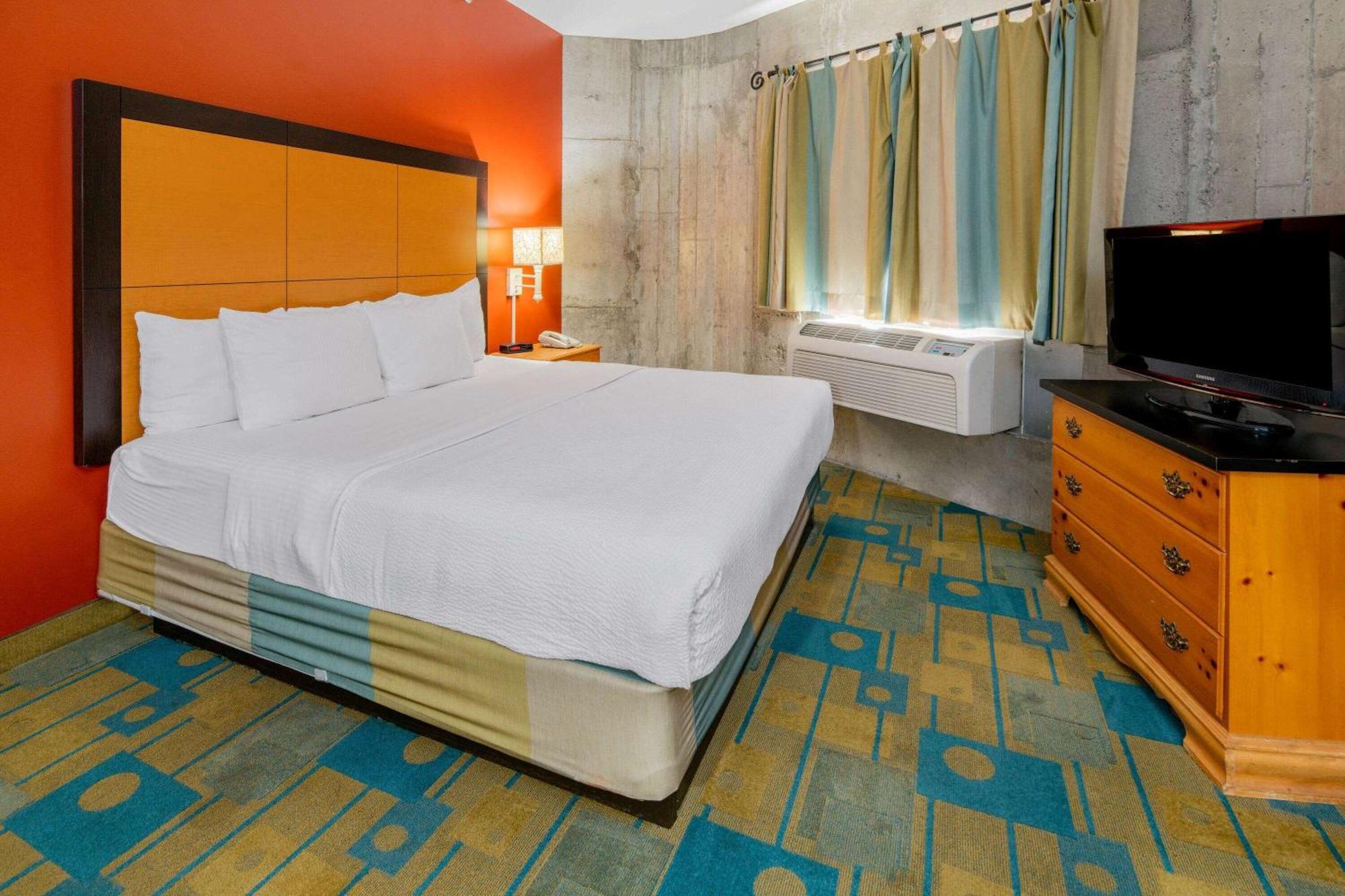 La Quinta Inn & Suites By Wyndham Irvine Spectrum Room photo